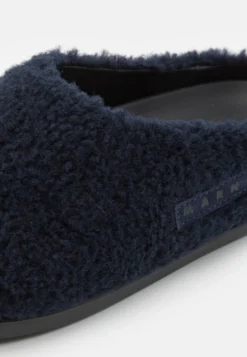 Marni Unisex - Pantoffels - Navy -Mode Schoenenselectie Winkel 0bd64fb8a3c7497fb78798ffcb99c00a scaled