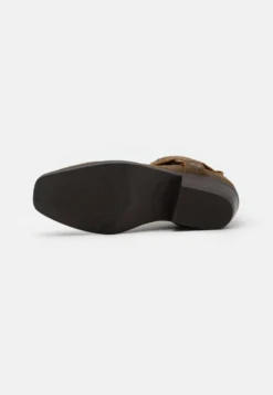 Cowboy-/Bikerlaarsjes - Roc Whisky -Mode Schoenenselectie Winkel 219201c8a0b8448c8f36794a909ace57 scaled