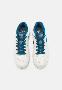 Jordan Stadium 90 - Sneakers Laag - Sail/Sky/Ozone Blue -Mode Schoenenselectie Winkel 31aec51329a147f585ca31f0f87ab01e scaled