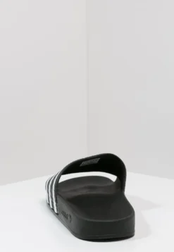 Adidas Originals Adilette Unisex - Muiltjes - Black/White 9 Adidas Originals Adilette Unisex - Muiltjes - Black/White -Mode Schoenenselectie Winkel 3d4be3bd81b649388ffbdb4a1c9c55cf