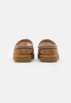 Ugg Tasman - Pantoffels - Chestnut -Mode Schoenenselectie Winkel 4179e933c68b4d51a5b159417623f4d3 scaled