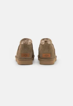 Ugg Korte Laarzen - Marrone -Mode Schoenenselectie Winkel 55d033a2145a4c5d840dfd15f0ca981f scaled