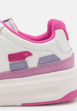 Emporio Armani Sneakers Laag - White/Pink -Mode Schoenenselectie Winkel 6ab5ca49a7734fedb8b7a6f5f1c5966f scaled