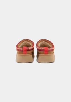 Ugg Tazz - Pantoffels - Chestnut -Mode Schoenenselectie Winkel 725e2db6df094e579025c7c6df03031a scaled