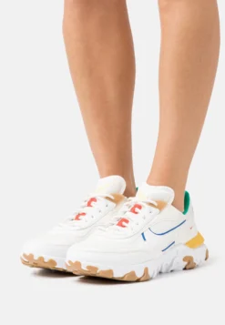 Nike Sportswear React R3Vision - Sneakers Laag - Summit White/Game Royal/Topaz Gold/Picante Red/Stadium Green/Light Brown