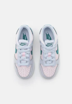 Nike Sportswear Dunk Unisex - Sneakers Laag - Football Grey/Mineral Teal/Pearl Pink 9 Nike Sportswear Dunk Unisex - Sneakers Laag - Football Grey/Mineral Teal/Pearl Pink -Mode Schoenenselectie Winkel 9bdc12f7590b4b47ab8132b1f2b60d0a scaled