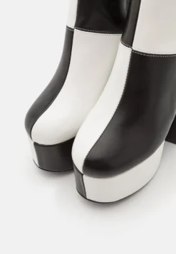 Lamoda Runway - Laarzen Met Hoge Hak - Black/White -Mode Schoenenselectie Winkel a7a26b0cea7841f28ebd46d5678aa17d scaled