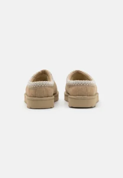 Ugg Tasman - Pantoffels - Mustard Seed/White -Mode Schoenenselectie Winkel c2f87fae95474bc597c678d01fed6684 scaled