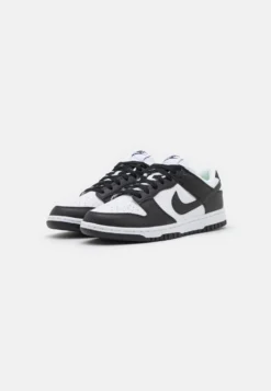 Nike Sportswear Dunk Low Next Nature - Sneakers Laag - White/Black 9 Nike Sportswear Dunk Low Next Nature - Sneakers Laag - White/Black -Mode Schoenenselectie Winkel c3571c4ce9824f48a4f4388f7189a0c6 scaled