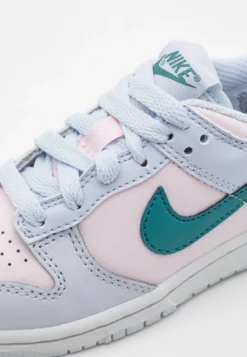 Nike Sportswear Dunk Unisex - Sneakers Laag - Football Grey/Mineral Teal/Pearl Pink 11 Nike Sportswear Dunk Unisex - Sneakers Laag - Football Grey/Mineral Teal/Pearl Pink -Mode Schoenenselectie Winkel c553b92704f64941b9ba68ab18daafa8 scaled
