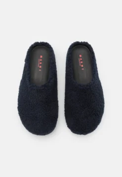 Marni Unisex - Pantoffels - Navy -Mode Schoenenselectie Winkel f00d0998b2f64cbf8d0d14b53ae68dc9 scaled