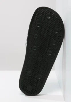 Adidas Originals Adilette Unisex - Muiltjes - Black/White 10 Adidas Originals Adilette Unisex - Muiltjes - Black/White -Mode Schoenenselectie Winkel f15cc37f92de4de7a4a1392661518046